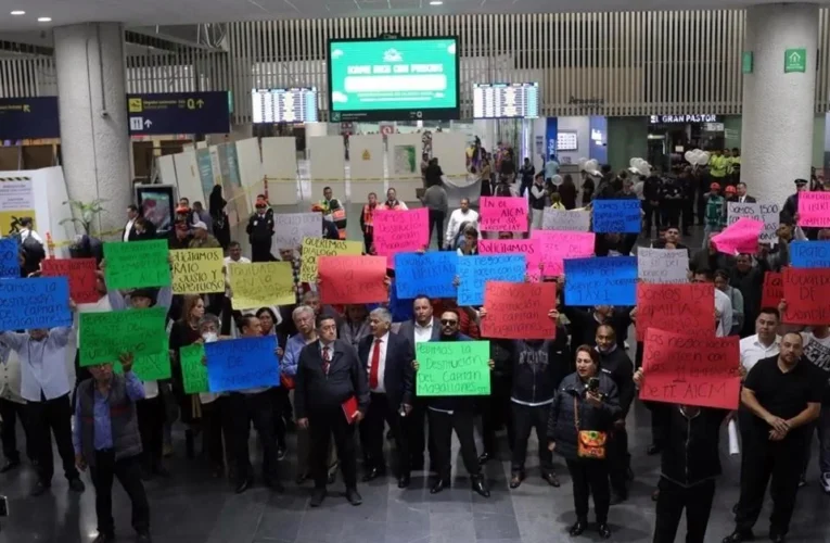 Caos en el AICM: taxistas protestan en Terminal 2 por “favoritismos”