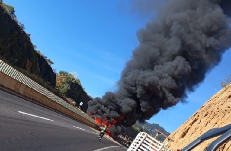 Autobús se incendia tras choque y colapsa la autopista Naucalpan-Toluca