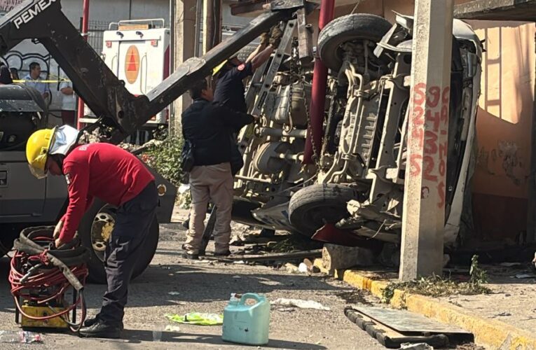¡CAÍDA MORTAL! Combi se desploma desde la autopista y revienta contra una vivienda