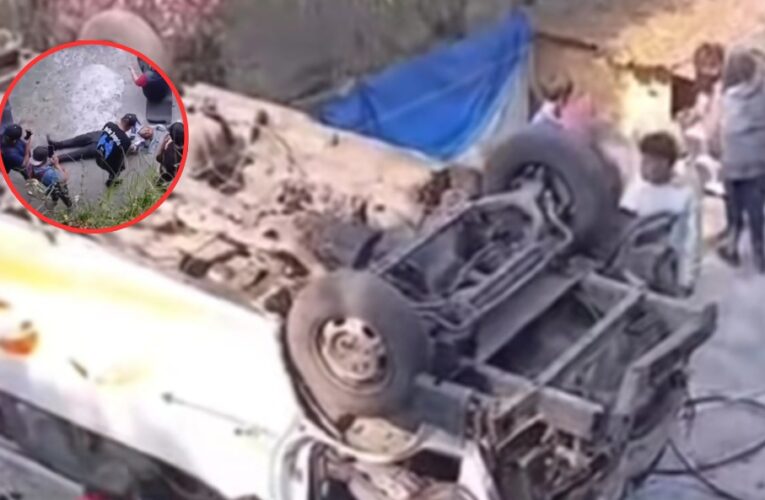 ¡Combi cae al vacío en Nicolás Romero!