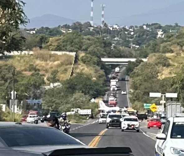 Video| Avioneta causa caos vial