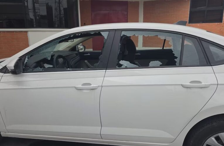 Funcionaria del EDOMEX es baleada en su auto oficial cerca de su casa