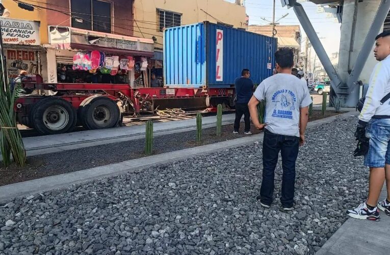 Traíler impacta  y mata a ciclista en Iztapalapa
