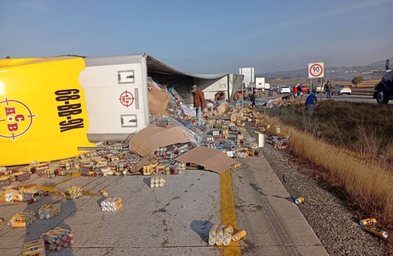 Video| Tráiler se vuelca y desata caos en Arco Norte