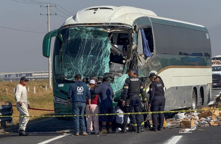 ¡NI LOS RESCATISTAS SE SALVARON! 40 autos destrozados y 3 muertos en el Bicentenario.
