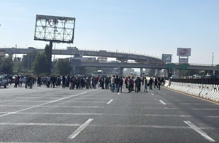 ¡Caos en la México-Querétaro! Bloquean caseta de Tepotzotlán por desaparición de tres jóvenes