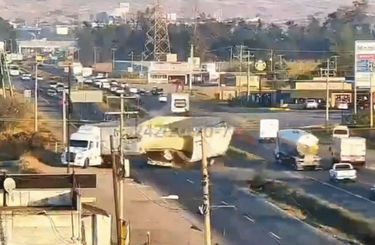 Video: ¡Brutal impacto! Torton parte a la mitad un tráiler tras maniobra mortal en Irapuato