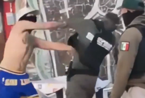 ¡Humillación total! “Diableros” de abastos en San Luis Potosí muelen a golpes a policías