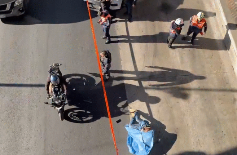 ¡Caída mortal! Tragedia en Iztapalapa: Motociclista vuela desde un puente de 10 metros