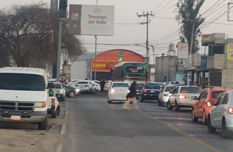 Taxistas colapsan carreteras por abandono vial y desatan caos regional en Tianguistenco