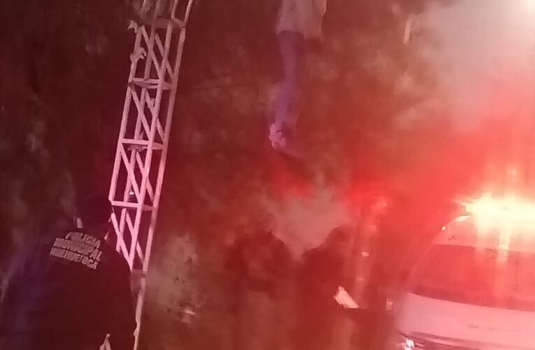 ¡Escena de terror! Encuentran cuerpo colgado de un árbol frente a campo de fútbol en Huehuetoca