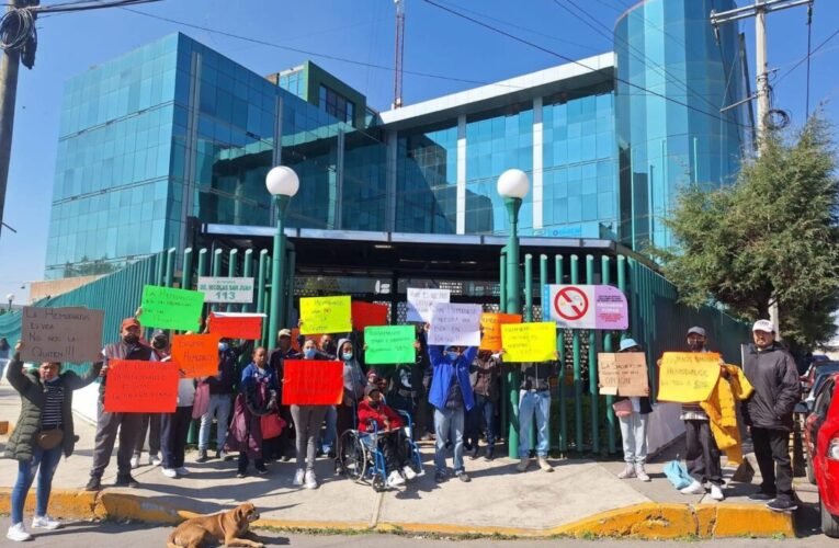 Pacientes renales marchan en Toluca por falta de hemodiálisis