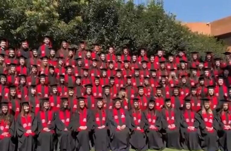 Colapso de templete en la Ibero deja 33 alumnos de Psicología heridos durante foto de graduación