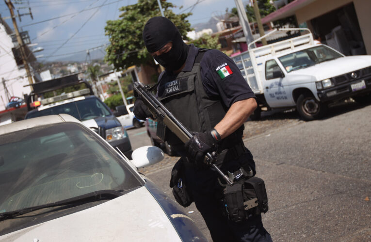 Caen mando policial y 10 agentes en Michoacán