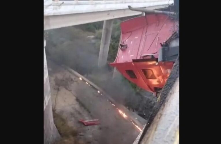 Conductor muere tras quedar colgado con su trailer