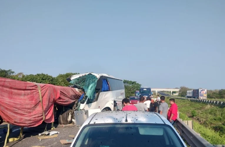 Accidente deja muertos en autopista Veracruz