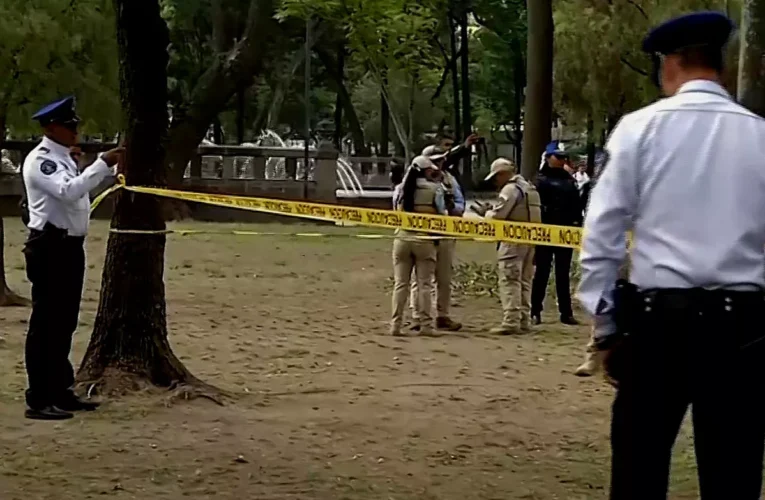 ¡Muerte gélida en el corazón de la CDMX! Hallan a hombre “congelado” bajo una manta en plena Alameda Central