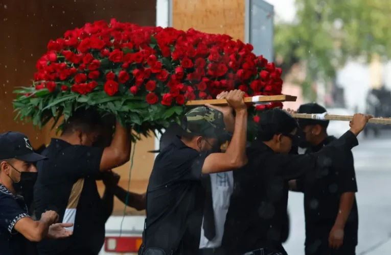 ¡Ataúd de oro y narcocorridos! Así despidieron al Mencho entre militares y flores del CJNG
