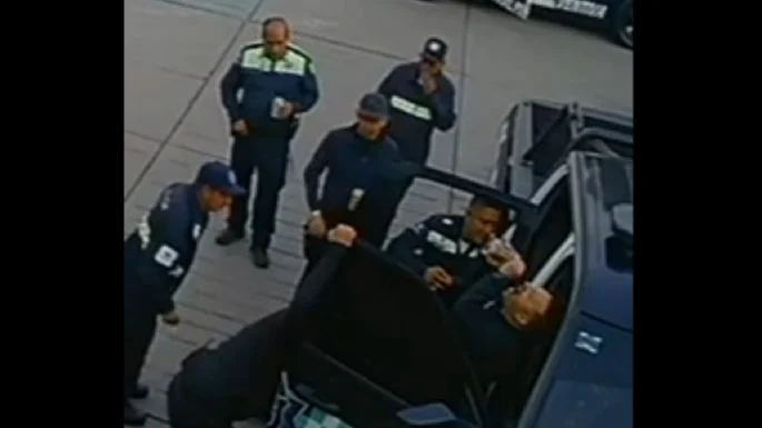 Policías brindan en cuartel