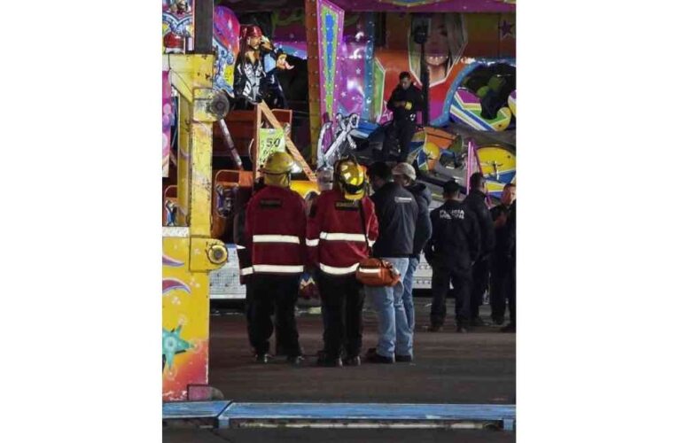 Muere joven tras caer de juego mecánico en la Feria de las Flores de Huauchinango