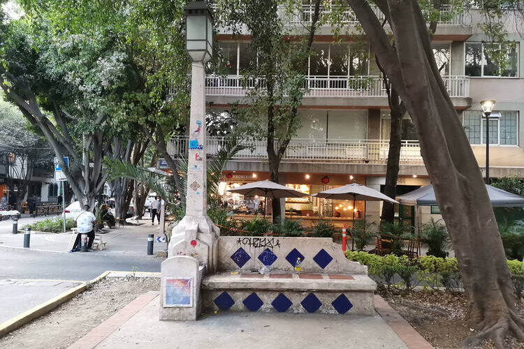 Frío mortal en la Condesa: lo hallan sin vida en una banca del Parque México