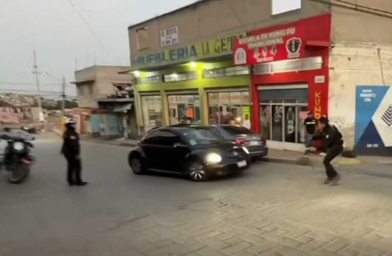 Ataque brutal: conductor arrolla a policía en Ecatepec y huye