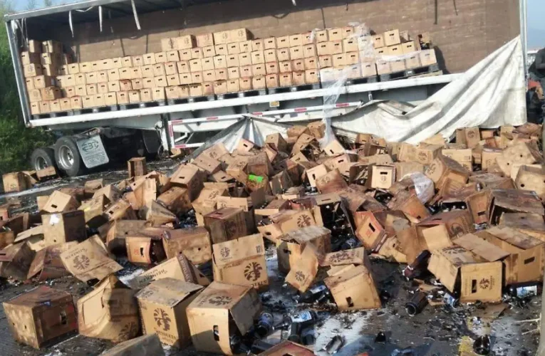 Caos y saqueo tras volcadura en autopista Córdoba-Veracruz