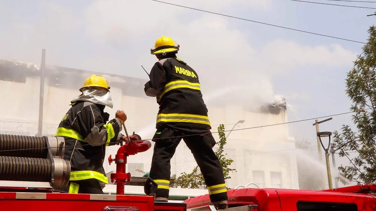 Incendio consume vivienda Naucalpan