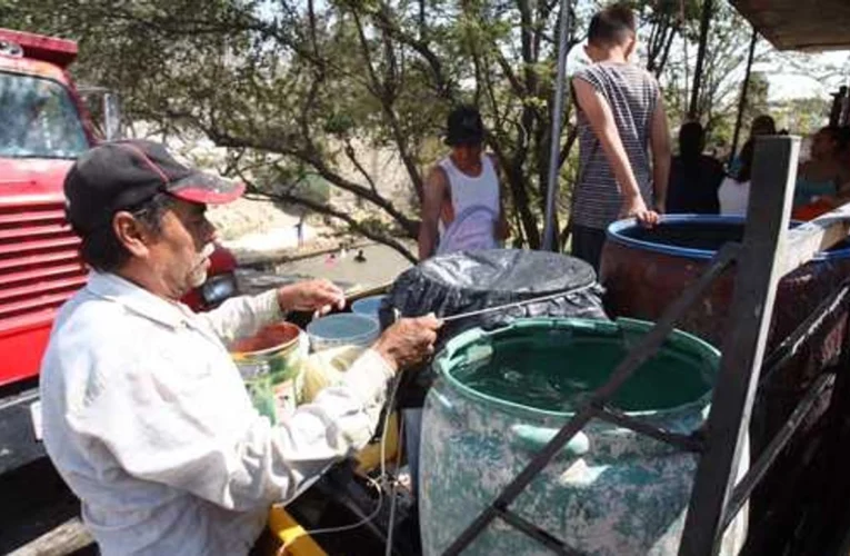 ¡VENENO EN LA LLAVE! TAPATÍOS BEBEN AGUA DE ASCO