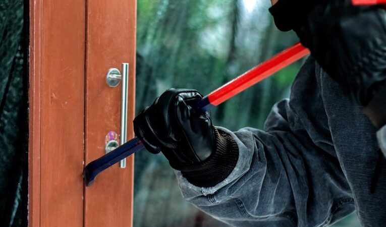 ¡Infierno en la Cocoyotes! Trío de ratas irrumpen en hogar para torturar a pareja por una caja fuerte