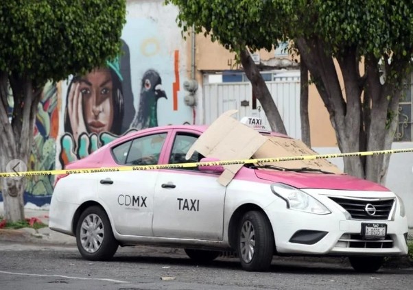 ¡Terror en la GAM! Taxista asesinado a balazos dentro de su taxi