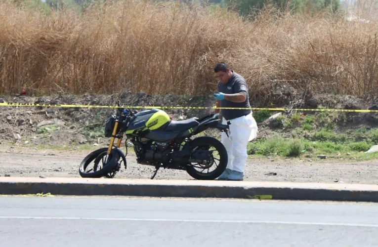 ¡MUERTE AL VOLANTE! JOVEN MOTOCICLISTA DESTROZADO