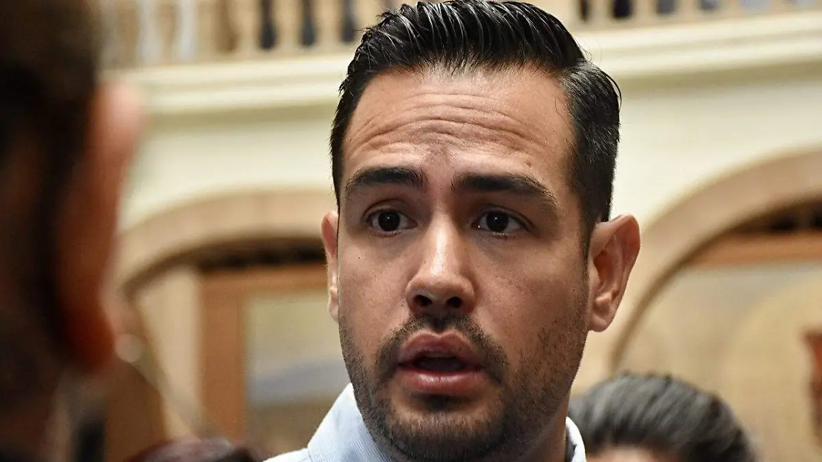 Renuncia Allan León contratos