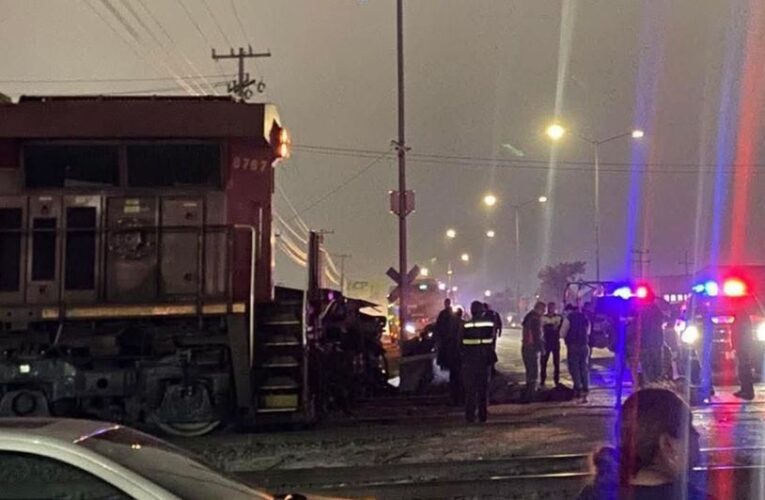 Camión de personal es embestido por el tren en Saltillo; hay decenas de víctimas