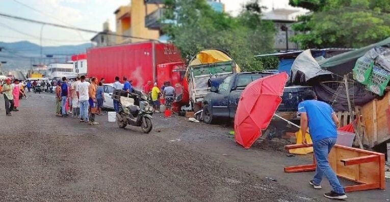 ¡Bólido de la muerte! Camión tritura 12 autos en el puerto