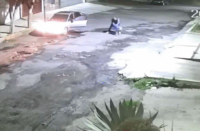Video: ¡Desalmado! Padre abandona a su hijo en Tlalpan