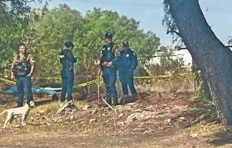 ¡Terror en la terracería! Abandonan dos cuerpos torturados y envueltos en cobijas en Tecámac