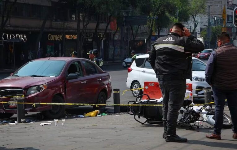 ¡Brutal encontronazo! Muere motociclista en Eje Central tras ser embestido por un auto