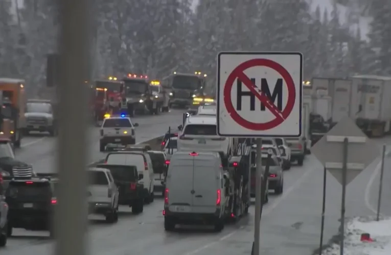 ¡INFIERNO BLANCO EN COLORADO: CHOQUE MASIVO DE 75 VEHÍCULOS!
