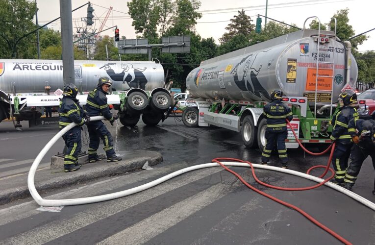 ¡SEGUNDOS DE RIESGO! Pipa cargada con combustible se ladea en Álvaro Obregón