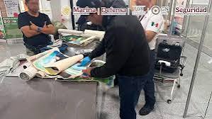 Cae mujer en el AICM con cocaína escondida en lienzos de pintura