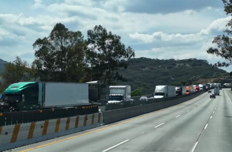 ¡LA MÉXICO-QUERÉTARO EN CAOS TRAS CHOQUE DE TITANES QUE BLOQUEA EL PASO!