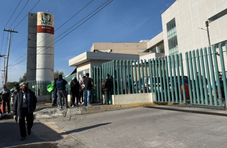 ¡Maldición en el IMSS! Motociclista se mata tras choque frontal
