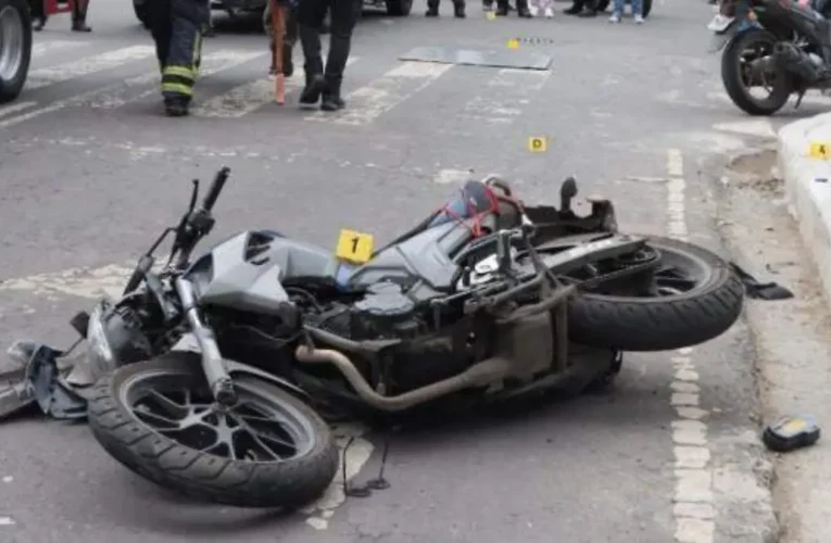 ¡MORTAL IMPACTO! MOTOCICLISTA SE ESTRELLA CONTRA MURO EN PERIFÉRICO