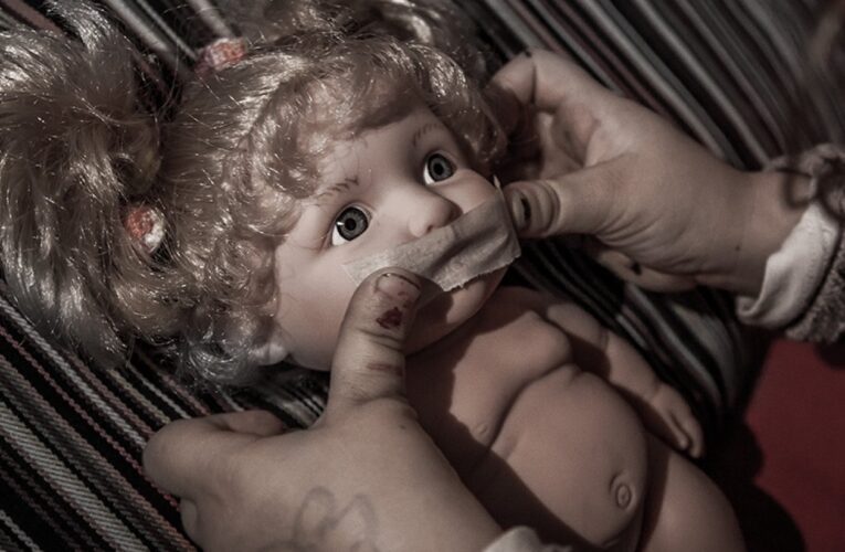 Niña sufre abuso sexual en oficina para refugiados mientras su padre exigía la custodia