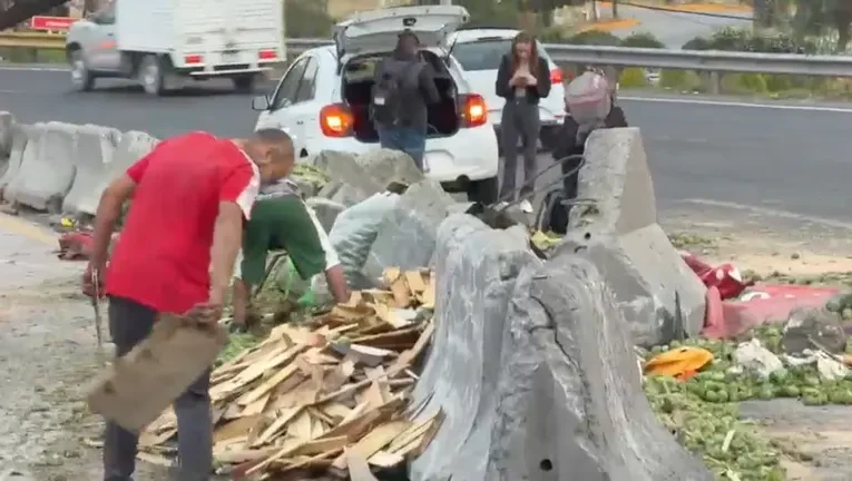 ¡SANGRIENTA VOLCADURA: CAMIÓN BAÑA DE TOMATES LA REYES HEROLES!