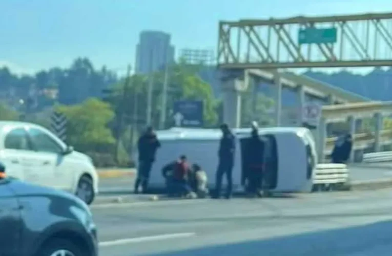 Volcadura de camioneta en la México-Toluca