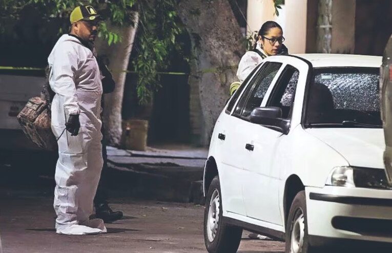 Acribillan por la espalda a mujer de 60 años dentro de su auto en Azcapotzalco
