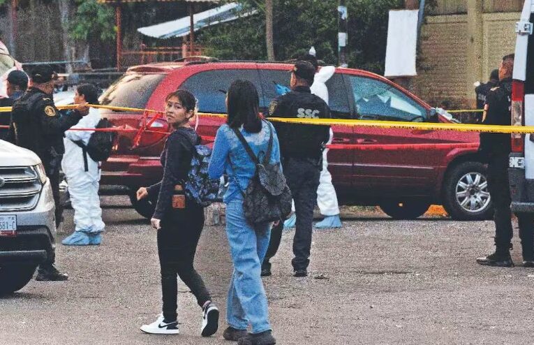 Balacera en Azcapotzalco deja un hombre muerto dentro de su camioneta