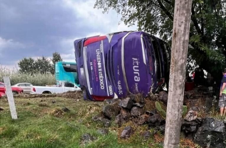 Fuerte volcadura en la México-Querétaro deja un muerto y 14 heridos